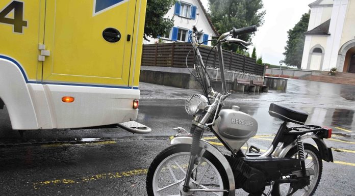 Kollision Auto-Mofa – Autofahrer alkoholisiert