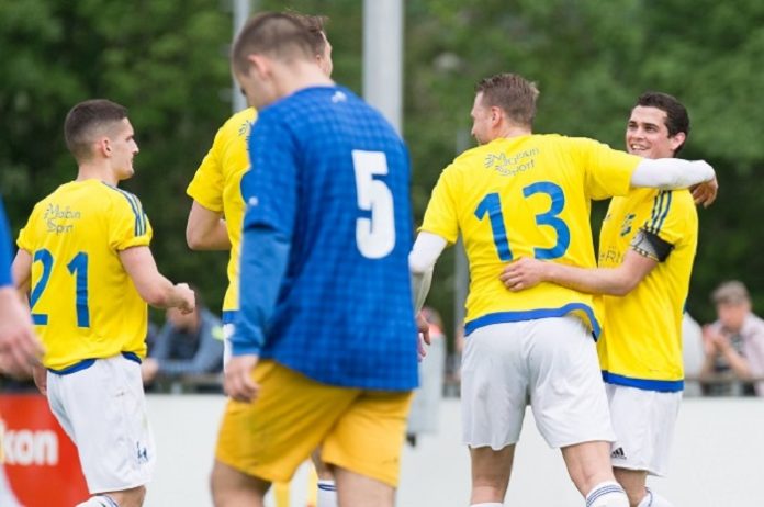 Sprenger-(rechts)-freut sich über seinen Treffer mit-Barandun-und-Mazzin...