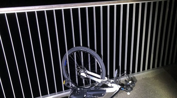 E-Bikefahrer fährt in Brückengeländer