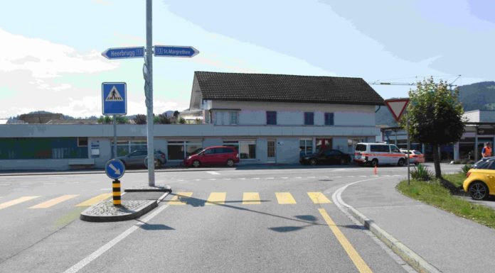 Au: Velofahrer von Auto erfasst