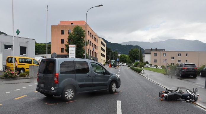 Motorradfahrer verletzt sich bei Verkehrsunfall