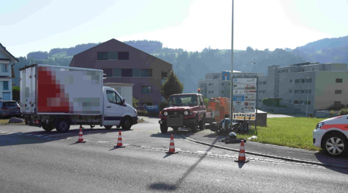 Bütschwil: Motorrad beim Überholen mit Lieferwagen kollidiert