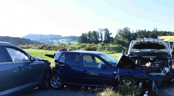 Lütisburg Station: Drei Verletzte bei fahrunfähigen Verkehrsunfall