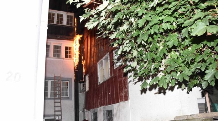Dampfabzug eines Restaurants fing Feuer