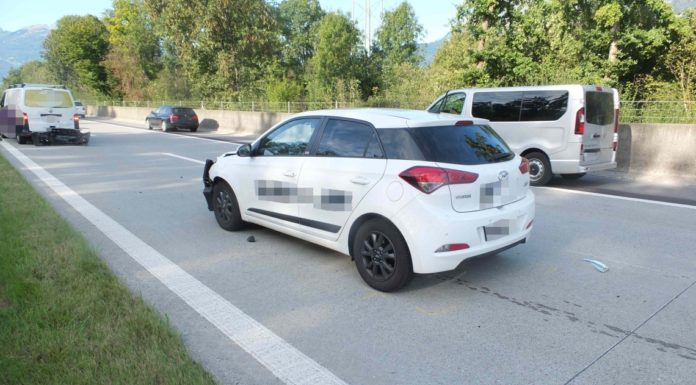 Salez: Auffahrkollision zwischen Auto und Lieferwagen