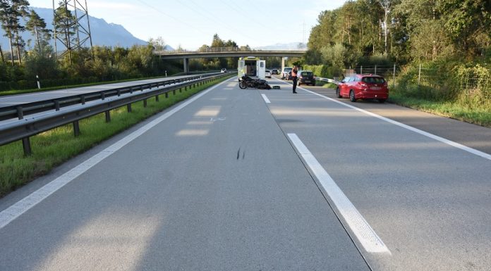 Motorrad prallt in Autoheck