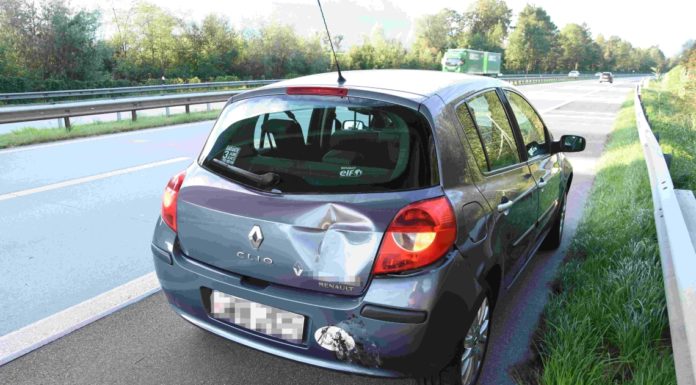 Sennwald: Motorrad prallt in Autoheck