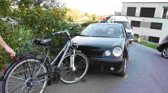 Au: Auto kollidiert mit Velo