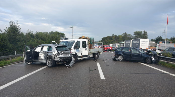 Züberwangen: Auffahrkollision auf der Autobahn mit fünf Fahrzeugen