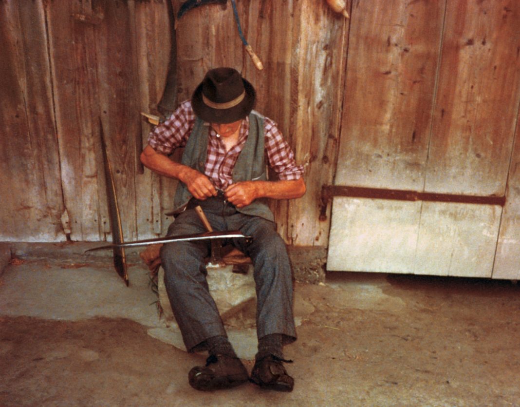 10. David Meier beim Dengeln der Sense (11) Kopie