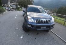 Parkiertes Auto angefahren