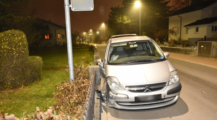 Totalschaden bei Kollision mit Mauer