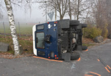 Fahrzeug bei Zusammenstoss umgekippt