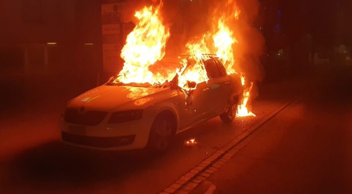 Gossau: Auto in Vollbrand