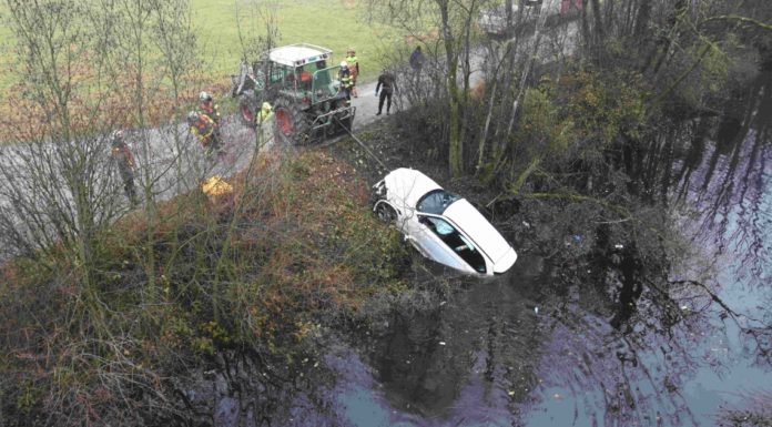 Zuzwil: Auto fährt in Fluss