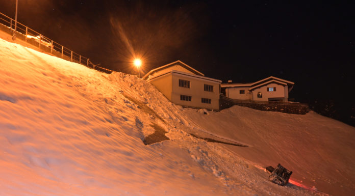 Auto stürzt Hang hinunter