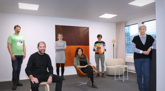 Kinder bauen im Schulgarten Gemüse an