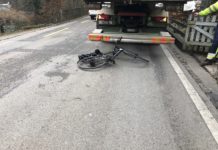 Velofahrer prallt in stehenden Lastwagen