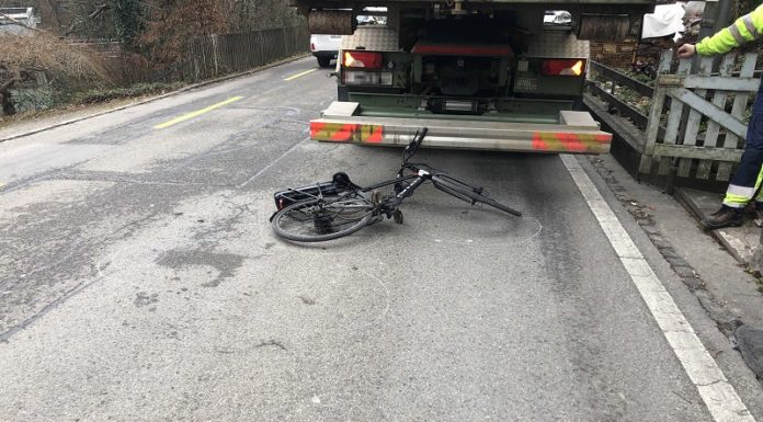 Velofahrer prallt in stehenden Lastwagen