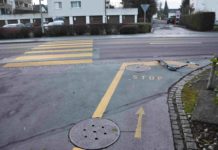 Au: Kind von Auto angefahren