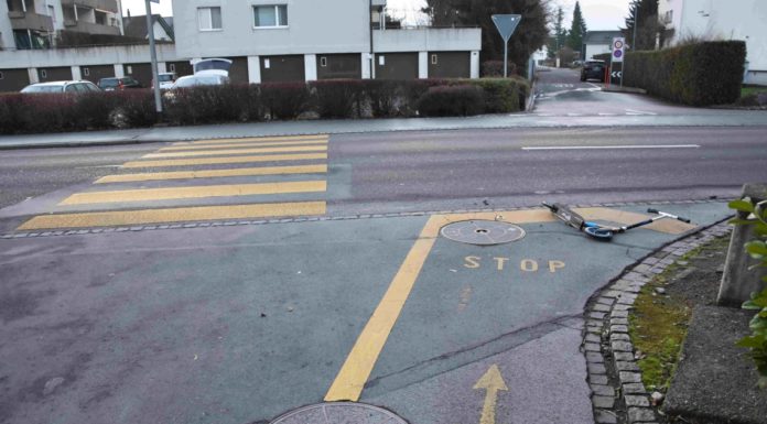 Au: Kind von Auto angefahren