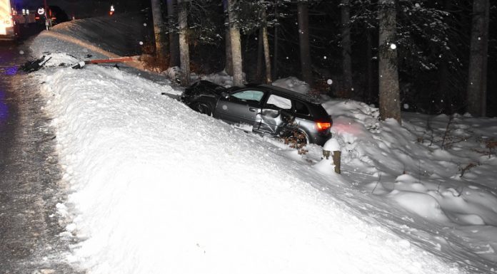Frontalkollision von zwei Autos – zwei Verletzte