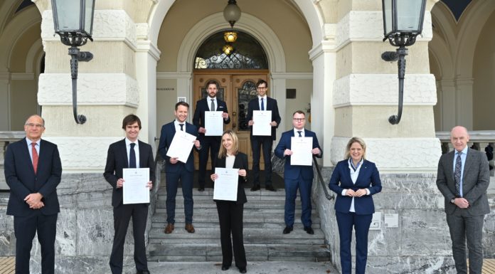 Feierliche Diplomübergabe