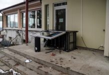 Verpflegungsautomat beschädigt und Geld entwendet