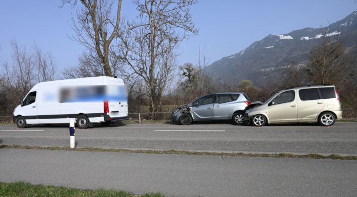 Auffahrunfall mit drei Fahrzeugen
