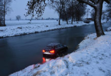 Diepoldsau: Auto nach Kollision im Kanal gelandet