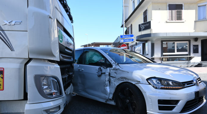 Zusammenstoss zwischen Lastwagen und Auto