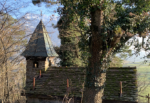 Wer kennt dieses Kirchlein, wie heisst es und wo steht es?