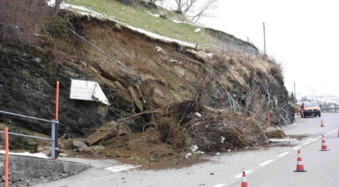 Erdrutsch verschüttet Strasse