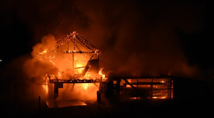 Schänis: Brand in Autounterstand ausgebrochen