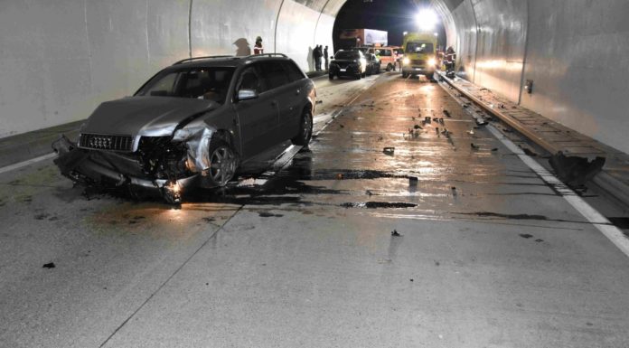 Walenstadt: Auto prallt in Tunnelwand