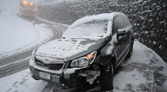 Selbstunfall auf schneebedeckter Fahrbahn