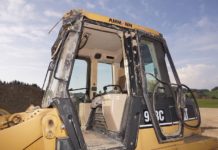 Baumaschine überschlagen