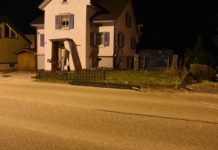 Autofahrer flüchtet nach Kollision mit Windfang eines Hauses