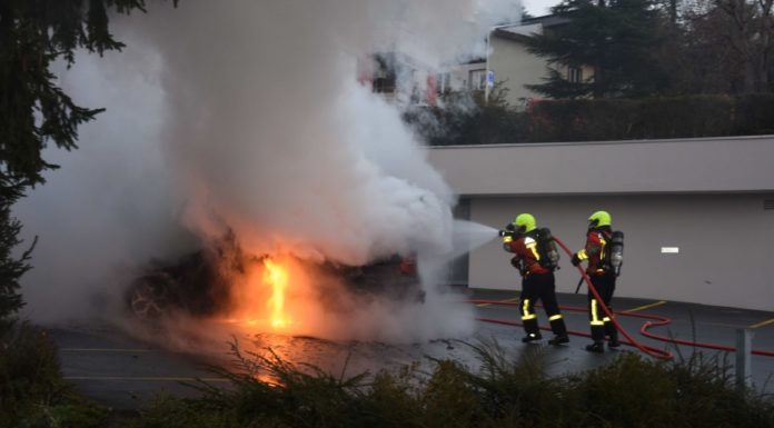 Gossau: Auto in Vollbrand