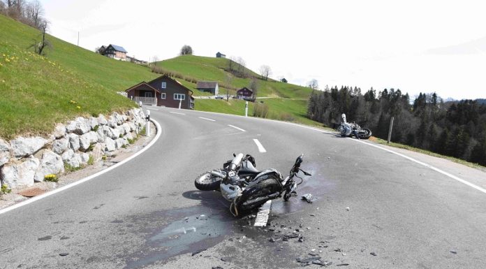 Frontalkollision zwischen zwei Motorräder