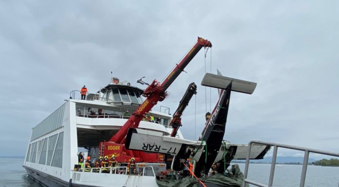 Geborgenes Flugzeug zerlegt und verladen