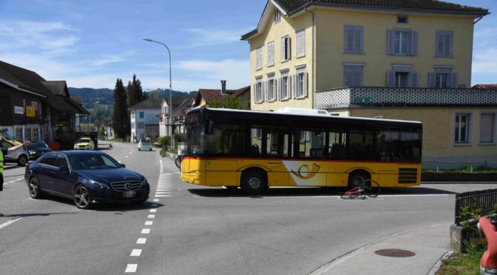 Velofahrer bei Kollision mit Auto verletzt