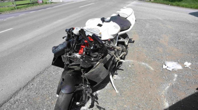 Motorrad prallt gegen Traktor – Personen verletzt