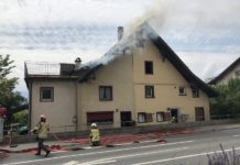 Dachbrand bei Doppel-Einfamilienhaus