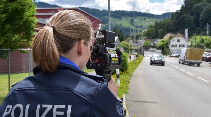 Zwei Raser und mehrere Schnellfahrer angehalten