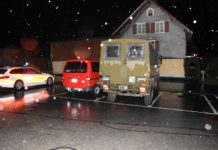 Fahrunfähig Militärfahrzeug touchiert