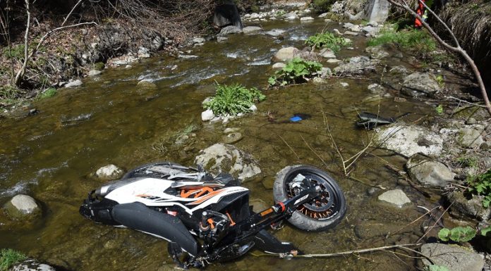 Mit Motorrad in Bach gestürzt