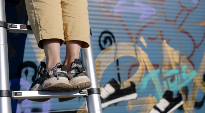 Bei Arbeitsunfall eine Person durch Sturz verletzt