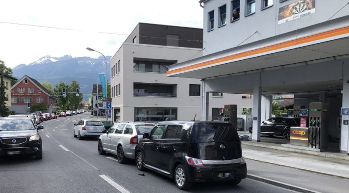 Auffahrkollision mit drei Autos fordert zwei leicht Verletzte