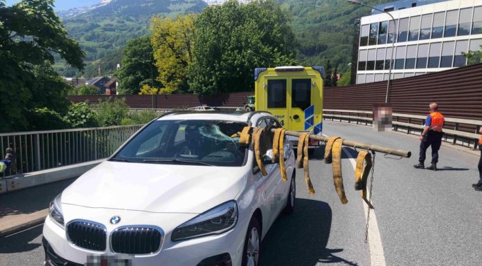 Unfall zwischen Traktor mit Anhänger und Auto